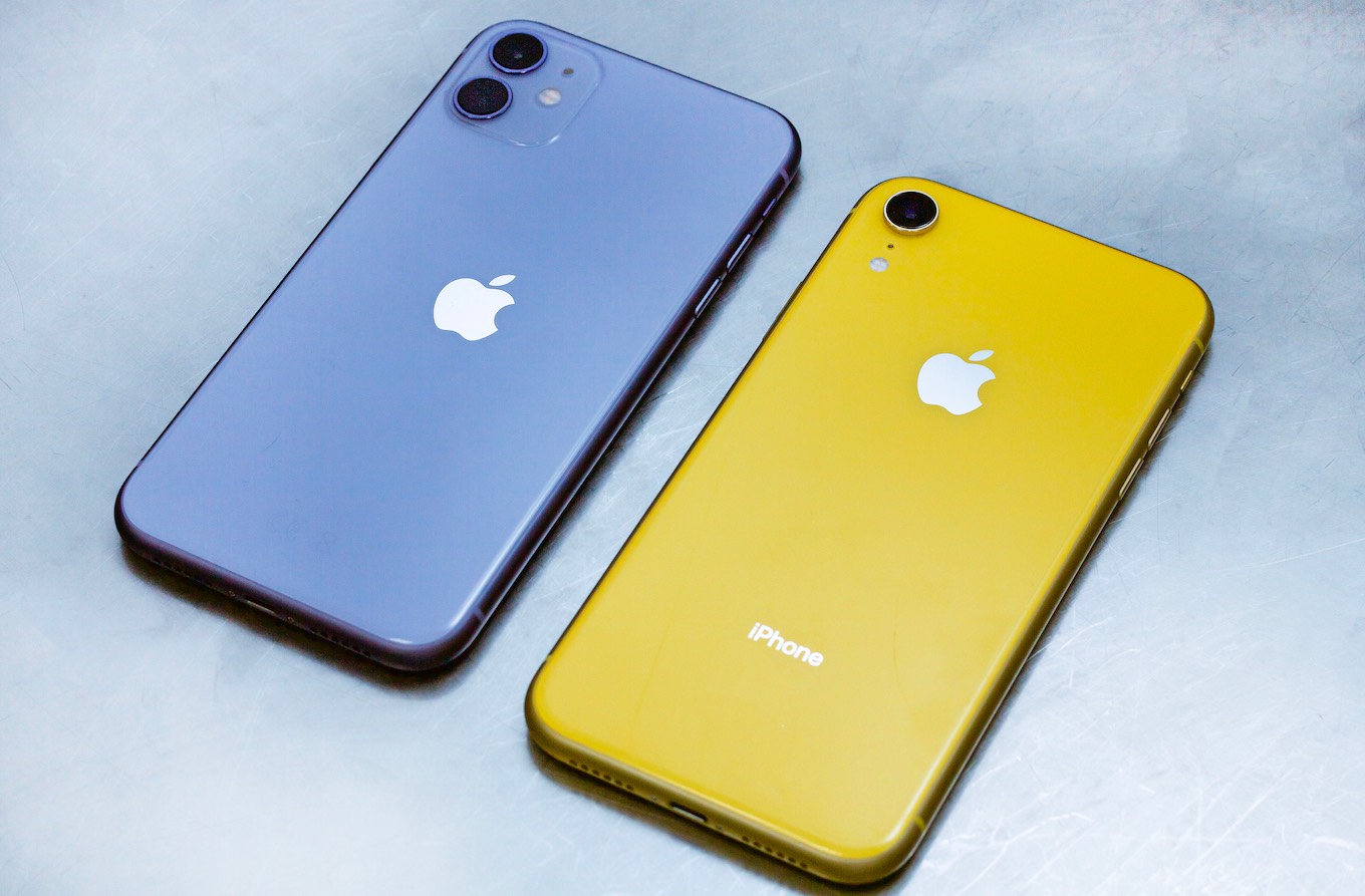 iPhone 11 and iPhone XR side by side